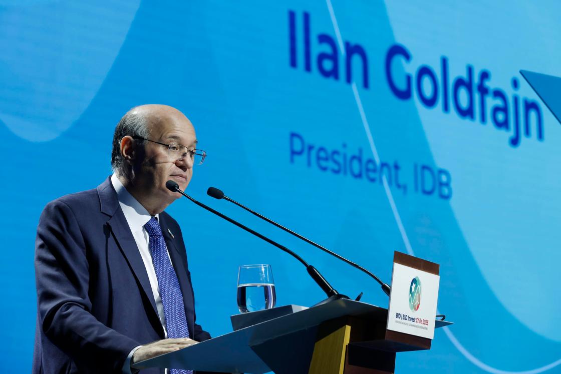 El presidente del Banco Interamericano de Desarrollo (BID), Ilan Goldfajn, habla durante la tercera jornada de las Asambleas Anuales de Gobernadores del BID y de BID Invest 2025 en Santiago (Chile). EFE/ Elvis González