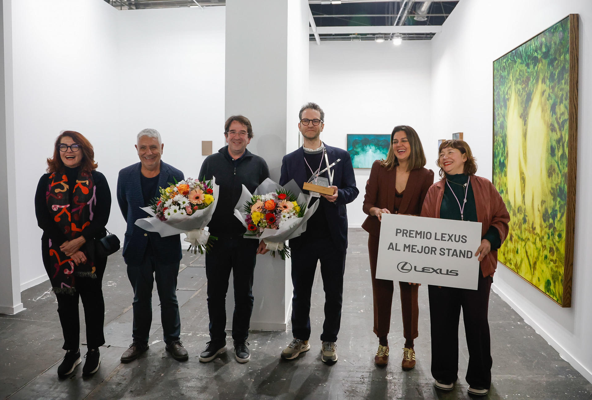 MADRID, 06/03/2025.- De izquierda a derecha, los miembros del jurado del Premio Lexus, Taiyana Pimentel y Juan Antonio Álvarez Reyes; el artista Ignasi Aballi; el galerista Olivier Meessen; la jefa de prensa de Lexus España, Natalia Pérez, y la directora de ARCO, Maribel López, en la entrega del premio Lexus al mejor estand de la feria a la galería de Bruselas MEESSEN, este jueves en el recinto ferial de Ifema, en Madrid. EFE/ David Fernández