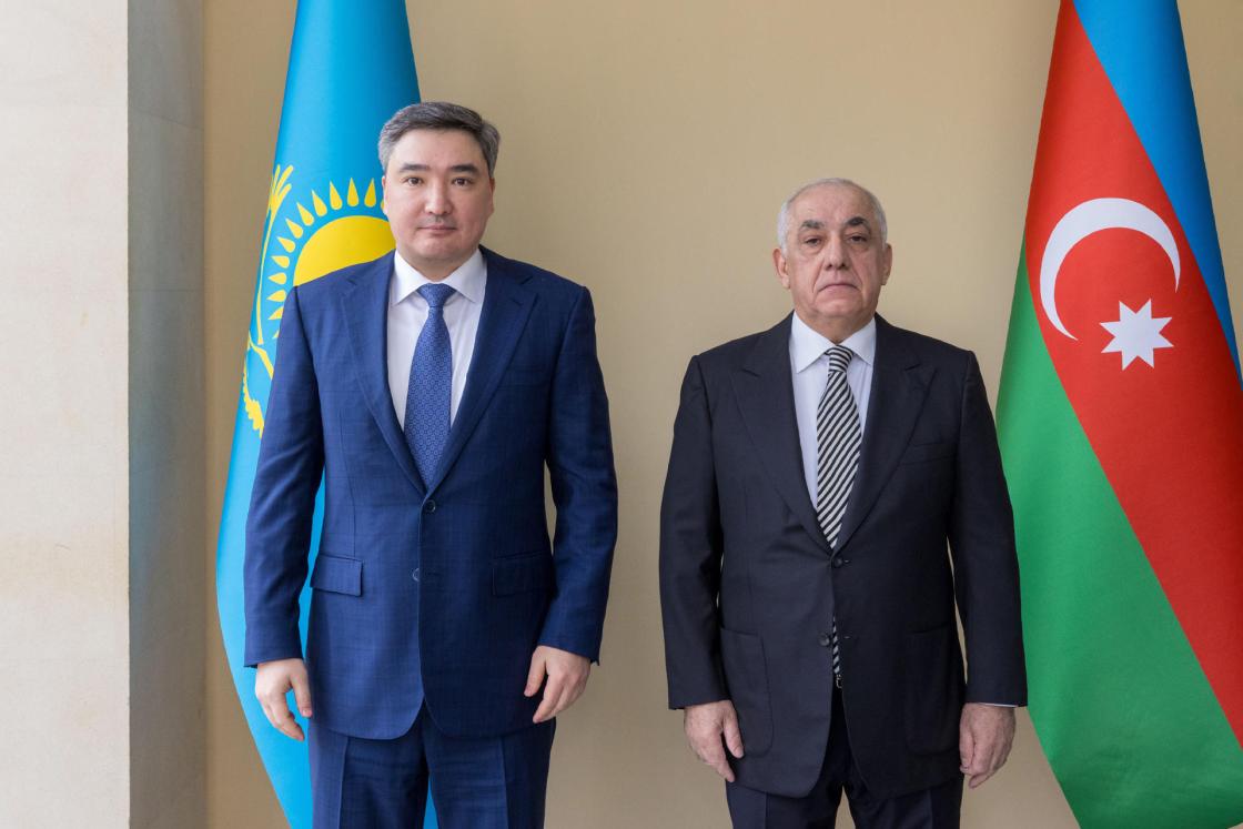 BAKU (AZEBAIJAN), 03/03/2025.- Kazakh Prime Minister Olzhas Bektenov (l) and his Azerbaijani counterpart Ali Asadov (r) pose during the signing of an agreement for the construction of an underwater fiber optic line to connect the two countries via the Caspian Sea in Baku (Azerbaijan). EFE/ Kazakh Government Press Office/ EDITORIAL USE ONLY/ONLY AVAILABLE TO ILLUSTRATE THE ACCOMPANYING NEWS (CREDIT OBLIGATORY)