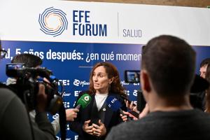 MADRID, 26/03/2025.- La ministra de Sanidad, Mónica García, atiende a la prensa a su llegada a la inauguración del Foro 'Covid, cinco años después. ¿En qué momento estamos?', organizado por EFESalud, este miércoles en Madrid. EFE/ Fernando Villar