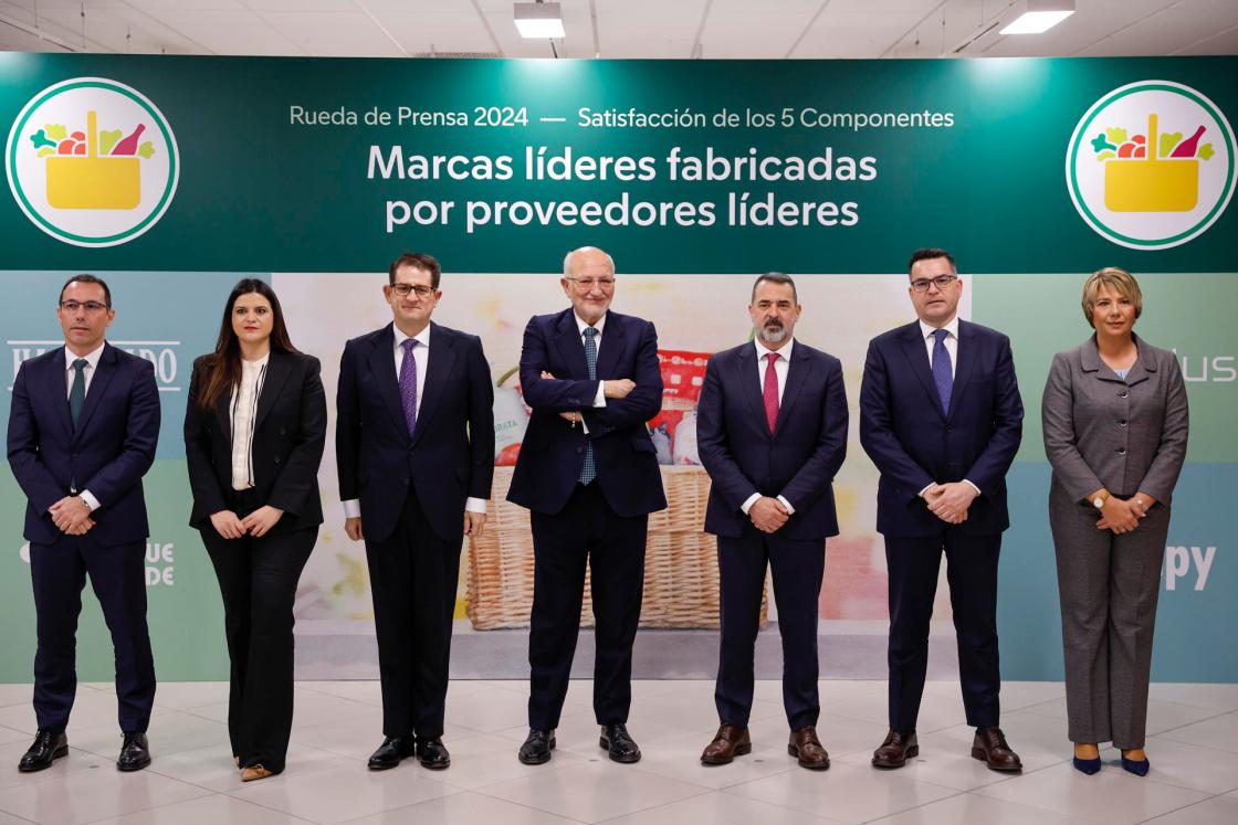PATERNA (VALENCIA), 11/03/2025.- El presidente de Mercadona, Juan Roig (c), posa con el equipo directivo durante el acto de presentación de resultados de la empresa en el centro de coinnovación en Paterna (Valencia), donde ha anunciado este martes que la cadena de supermercados ha ganado 1.384 millones de euros en 2024, lo que supone un 37 % más que el ejercicio anterior. EFE/Ana Escobar