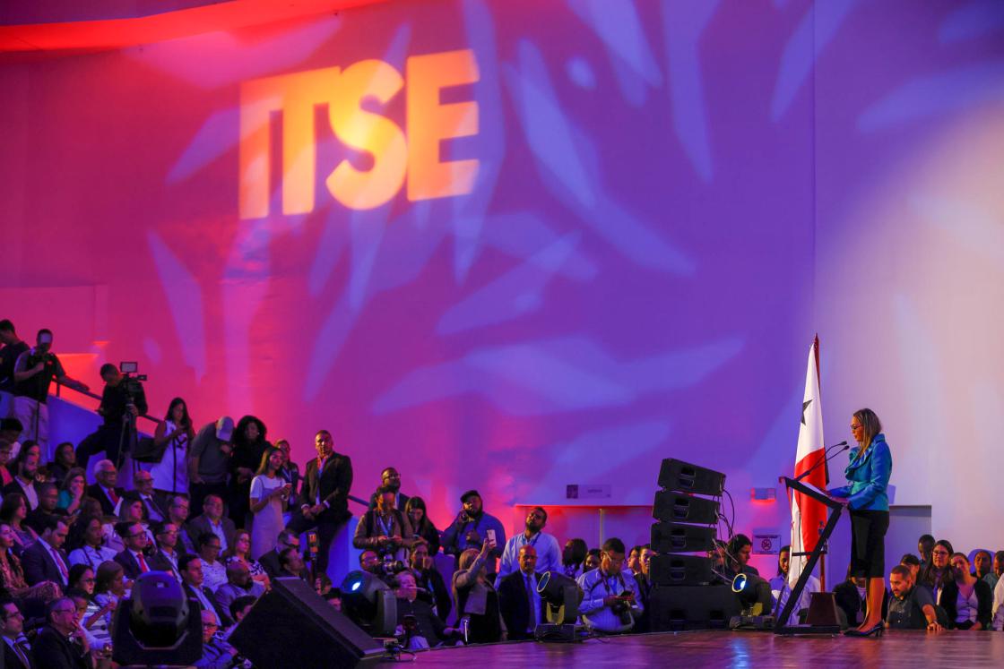 La gerente educativa y rectora del ITSE, Milena Gómez (d), habla en la inauguración de la "segunda fase" del Instituto Técnico Superior Especializado (ITSE) en Ciudad de Panamá (Panamá). EFE/Bienvenido Velasco