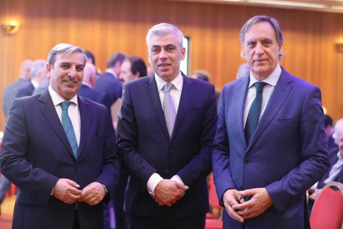 El alcalde de Salamanca (d), Carlos García Carbayo, el alcalde de Guarda (c) (Portugal), Sérgio Costa, y el consejero de Movilidad de la Junta de Castilla y León, José Luis Sanz (i) durante el acto celebrado hoy en la que alcaldes de España y Portugal firmaron en Guarda una declaración conjunta para que los Gobiernos de sendos países impulsen el transporte ferroviario del Corredor Atlántico Europeo/  Carlos García