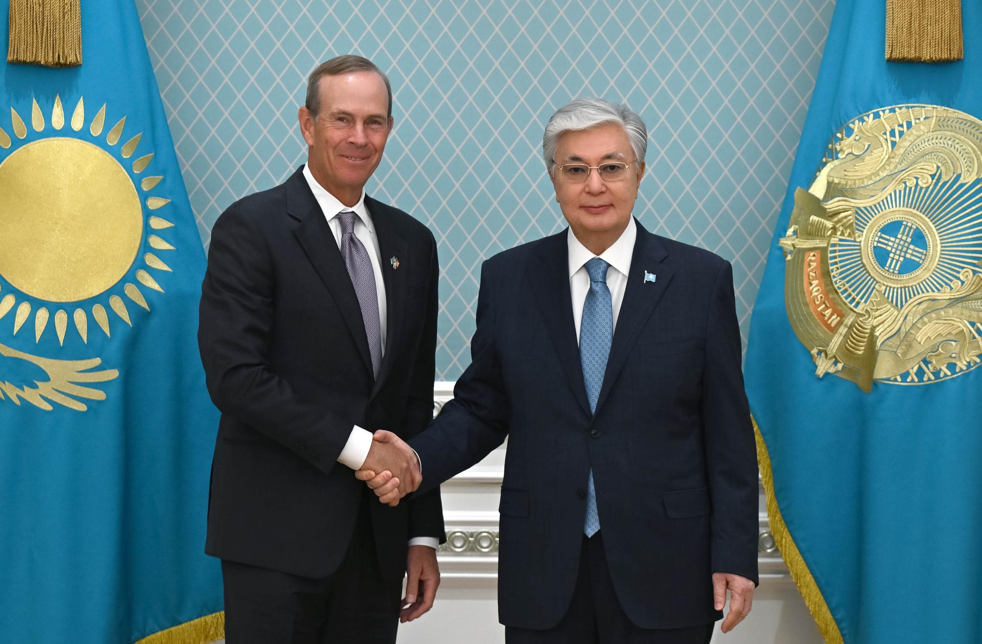 ASTANA (KAZAKHSTAN), 14/04/2025.- A handout of Kazakh President Kassym-Jomart Tokayev (r) and Chevron Chairman and CEO Michael Wirth. EFE/AKORDA PRESIDENT’S OFFICE HANDOUT IMAGE TO BE USED ONLY IN RELATION TO THE STATED EVENT (MANDATORY CREDIT) HANDOUT EDITORIAL USE ONLY/NO SALES