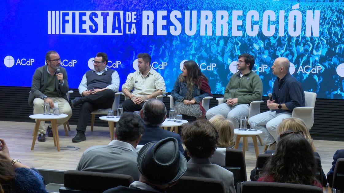 De izquierda a derecha, el secretario nacional de Comunicación de la Asociación Católica de Propagandistas, Pablo Velasco; el integrante del grupo musical Siempre Así Rafa Almarcha; el cantante Beret, dos integrantes del grupo Hakuna, y el locutor de Cadena 100 Javi Nieves, durante la presentación de la tercera edición de la Fiesta de la Resurrección, en Madrid. EFE