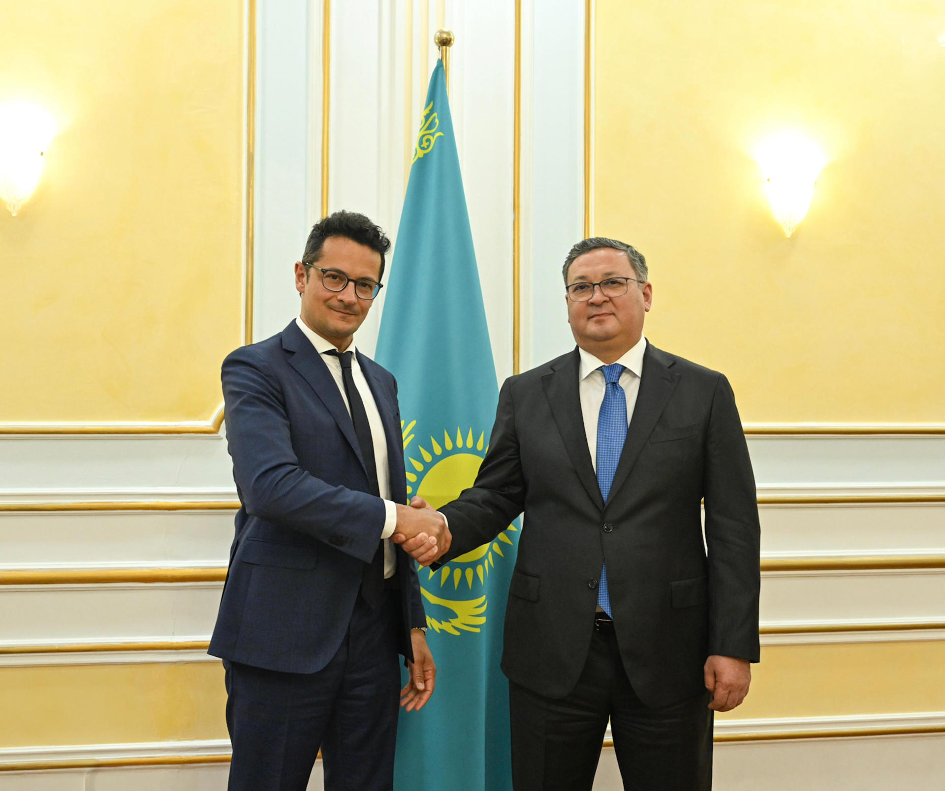 ASTANÁ, 28/04/2025.- El director de la empresa industrial española Tubacex, Stefano Manfredi (i), se reúne con el jefe de la diplomacia de la república centroasiática, Murat Nurtleu (d), en Astaná, Kazajistán, este lunes. La empresa española Tubacex construirá en Kazajistán la primera planta de fabricación de tubos sin costura en Asia Central, informó este lunes el Ministerio de Exteriores kazajo. EFE/servicio de prensa del Ministerio de Asuntos Exteriores de Kazajistán SOLO USO EDITORIAL/SOLO DISPONIBLE PARA ILUSTRAR LA NOTICIA QUE ACOMPAÑA (CRÉDITO OBLIGATORIO)