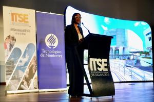 Fotografía de la Dra. Milena Gómez Cedeño, gerente educativa y rectora del Instituto Técnico Superior Especializado de Panamá (ITSE), hablando durante la ceremonia de graduación en la metodología de Aprendizaje Basado en Retos (ABR) del ITSE y el Tecnológico de Monterrey, en Ciudad de Panamá (Panamá). EFE/ Aris Mariota