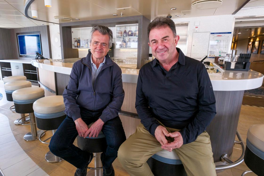 LAS PALMAS DE GRAN CANARIA, 18/04/2025.- Elisardo Sánchez había viajado en cruceros "pero tampoco muchos", confiesa, y de ellos le enamoraba su concepto de vacaciones. Ese fue el germen de Alma Cruceros, que hoy zarpa con el viaje inaugural del Ocean Victory, el primer crucero boutique de España. En la imagen, Elisardo Sánchez (i) junto al chef Martín Berasategui, que firma uno de los restaurantes del crucero. EFE/ Angel Medina G.