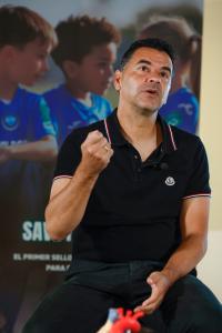 MADRID (ESPAÑA), 25/04/2025.- El entrenador del Girona, Michel impulsa la iniciativa ‘Save Football’, un innovador sello de calidad que busca erradicar la violencia, el racismo y otras conductas perjudiciales en el fútbol base, a la par que promueve valores educativos e inyecta calidad humana en los clubes deportivos y que fue presentado este viernes en la sede central de la Agencia EFE. EFE/JJ Guillén