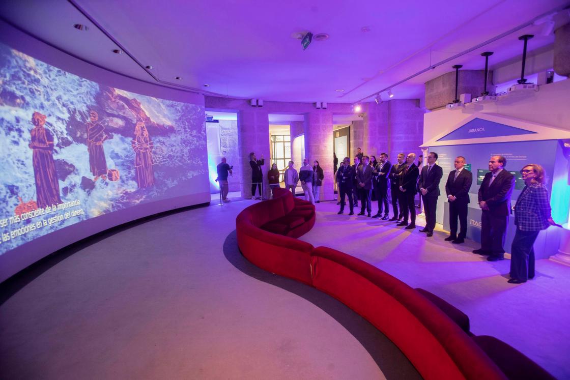 VIGO (PONTEVEDRA), 03/04/2025.- Abanca y su Obra Social Afundación presentan este jueves en Vigo la exposición interactiva ‘Ítaca. Un viaje por la educación financiera', una experiencia interactiva para promover la formación y la cultura financiera de la sociedad, con contenidos accesibles para todas las edades y niveles de conocimiento financiero. EFE/Salvador Sas