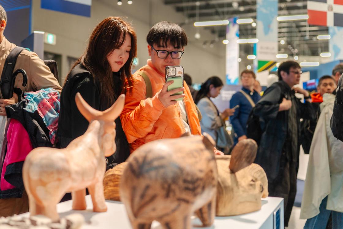 Dos visitantes japoneses pasean por el pabellón 'Ikigai' Paraguay' en la Expo de Osaka 2025. EFE/Schyker Raine Verna.