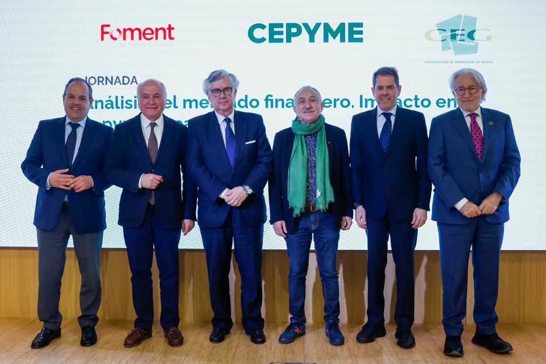 MADRID, 01/04/2025.- El presidente de CEPYME, Gerardo Cueva (2d) junto a Josep Sánchez Libre (d), presidente de Foment del Treball, y el secretario general de UGT, Pepe Álvarez (3d), entre otros asisten a la jornada "Análisis del mercado financiero. Impacto en la PYME española", este martes en Madrid. EFE/David Fernández
