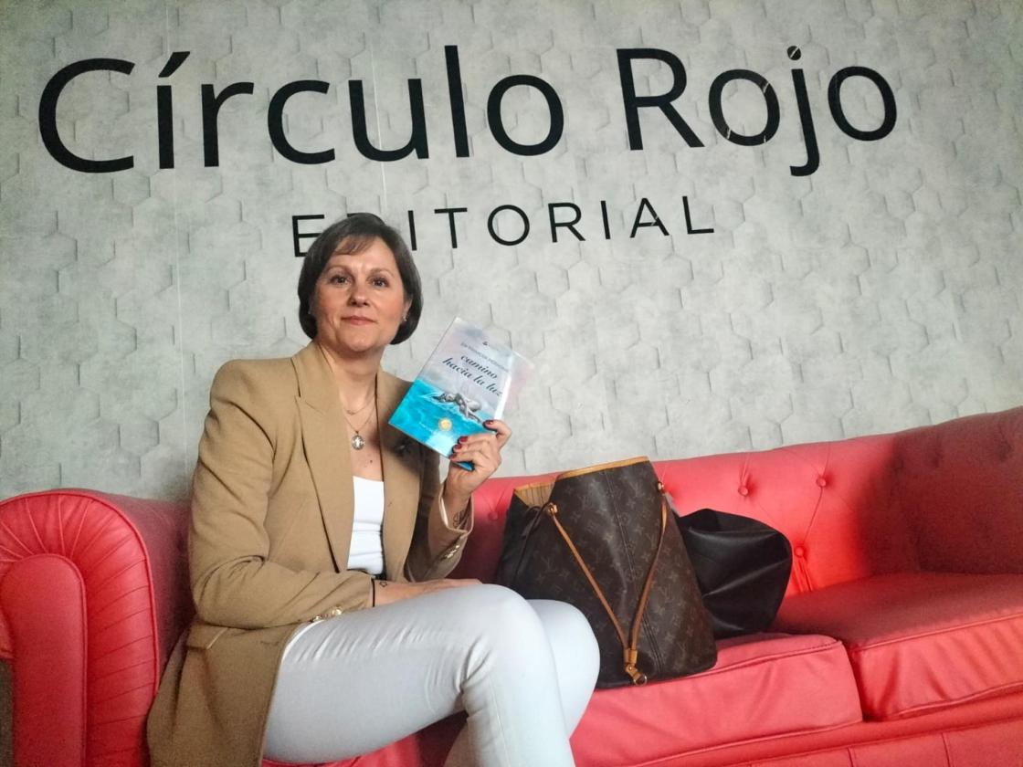 En primera persona: camino hacia la luz, un viaje de valentía y transformación que ilumina desde dentro.