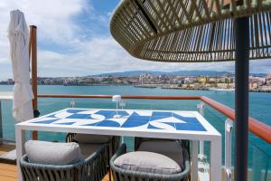 LAS PALMAS DE GRAN CANARIA, 18/04/2025.- La naviera española Alma Cruceros, especializada en el sector premium, realiza su primera ruta entre Málaga y Las Palmas de Gran Canaria, este viernes. En la imagen, vista del Ocean Victory, el primer crucero boutique de España. EFE/ Angel Medina G.