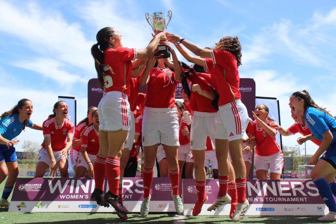 Pie de foto: Proclamación como vencedorasAutor: Vicente Del Bosque Academy