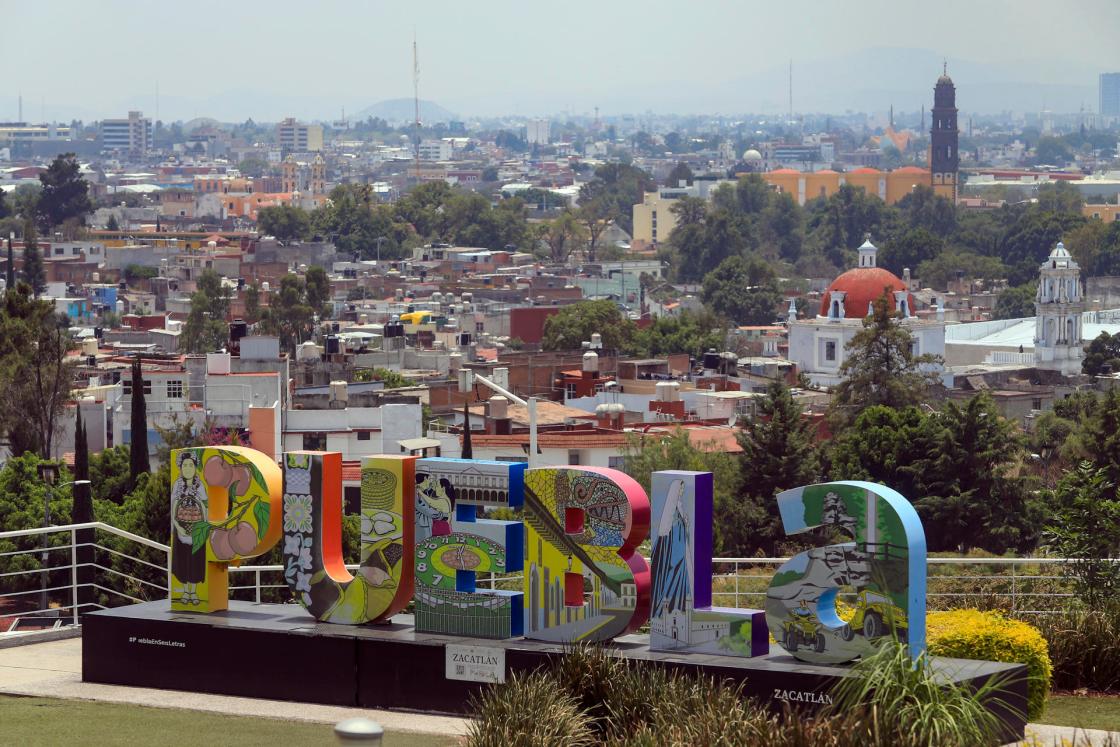 Fotografía de un anuncio turístico que promociona el estado de Puebla en Puebla (México). EFE/Hilda Rios