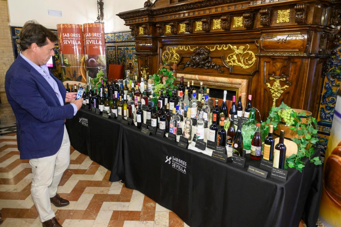 SEVILLA, 29/04/2025.- Una mesa muestra los vinos y licores seleccionados para los X premios vinos y licores de la provincia de Sevilla, que otorga la Diputación provincial este martes. EFE/ Raúl Caro