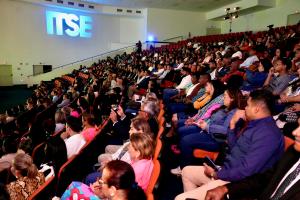 Fotografía de asistentes a la ceremonia de graduación en la metodología de Aprendizaje Basado en Retos (ABR) del Instituto Técnico Superior Especializado de Panamá (ITSE) y el Tecnológico de Monterrey, en Ciudad de Panamá (Panamá). EFE/ Aris Mariota