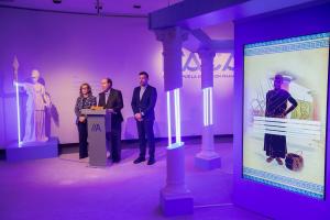 VIGO, 03/04/2025.- El presidente de Afundación Miguel Ángel Escotet (c); la comisaria de la exposición Carlota Sanchez y el coordinador de RSC Afundación Jose Manuel Mourlo (d) durante la presentación de la exposición interactiva "Ítaca. Un viaje por la educación financiera", una experiencia interactiva para promover la formación y la cultura financiera de la sociedad, con contenidos accesibles para todas las edades y niveles de conocimiento financiero, este jueves en Vigo. EFE / Salvador Sas