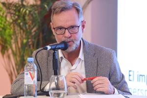 El director corporativo de Iberia, Juan Cierco, habla durante el foro ‘El impacto del transporte aéreo en el turismo argentino: perspectivas, retos y oportunidades’ en el evento EFE Fórum. EFE/ Juan Ignacio Roncoroni
