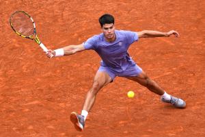 GRAFCAT6913. BARCELONA, 15/04/2025.- El tenista español Carlos Alcaraz durante su partido de primera ronda contra el tenista estadounidense Ethan Quinn en el Barcelona Open Banc Sabadell. EFE/Alejandro García