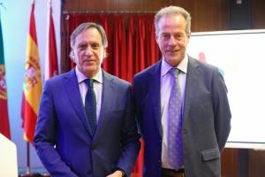 El alcalde de Salamanca (i), Carlos García Carbayo, junto al alcalde de Aveiro, José Ribau Esteves (d) durante el acto celebrado hoy en la que alcaldes de España y Portugal firmaron en Guarda una declaración conjunta para que los Gobiernos de sendos países impulsen el transporte ferroviario del Corredor Atlántico Europeo y la creación de la línea de alta velocidad que una Aveiro con Madrid pasando por Salamanca./Carlos García