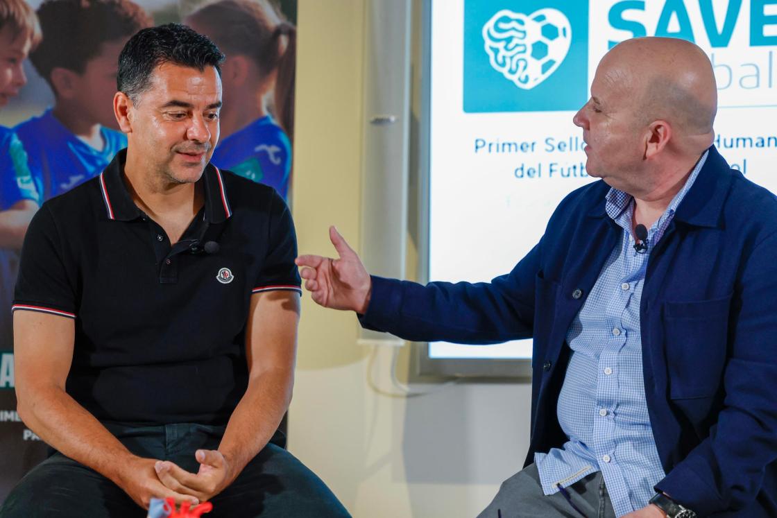 MADRID (ESPAÑA), 25/04/2025.- El entrenador del Girona, Michel impulsa la iniciativa ‘Save Football’, un innovador sello de calidad que busca erradicar la violencia, el racismo y otras conductas perjudiciales en el fútbol base, a la par que promueve valores educativos e inyecta calidad humana en los clubes deportivos y que fue presentado este viernes en la sede central de la Agencia EFE. EFE/JJ Guillén