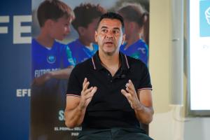 MADRID (ESPAÑA), 25/04/2025.- El entrenador del Girona, Michel impulsa la iniciativa ‘Save Football’, un innovador sello de calidad que busca erradicar la violencia, el racismo y otras conductas perjudiciales en el fútbol base, a la par que promueve valores educativos e inyecta calidad humana en los clubes deportivos y que fue presentado este viernes en la sede central de la Agencia EFE. EFE/JJ Guillén