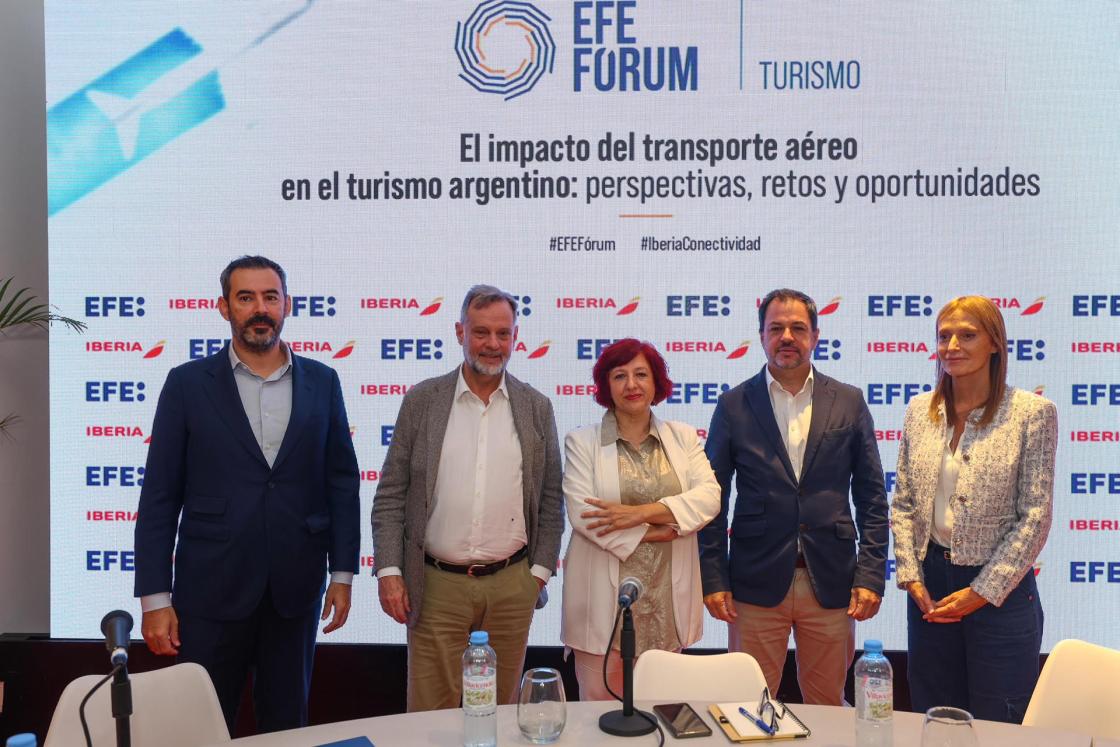 Desde la izquierda, El Consejero de Turismo en la Embajada de España en Argentina, Felipe Formariz Pombo, el director corporativo de Iberia, Juan Cierco, la delegada de la Agencia EFE en Argentina,Esther Rebollo, el presidente del Ente de Turismo VisitBUE, Valentín Diaz Gilligan,  y la Country Manager AR, UY y PY de IATA, María José Taveira, posan durante el foro ‘El impacto del transporte aéreo en el turismo argentino: perspectivas, retos y oportunidades’ en el evento EFE Fórum este jueves, en Buenos Aires (Argentina). EFE/ Juan Ignacio Roncoroni