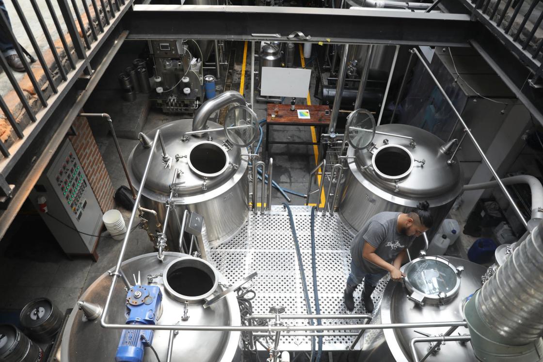 Fotografía de archivo que muestra a una persona trabajando en una fábrica de cerveza en la Ciudad de México (México). EFE/ Sáshenka Gutiérrez/ARCHIVO