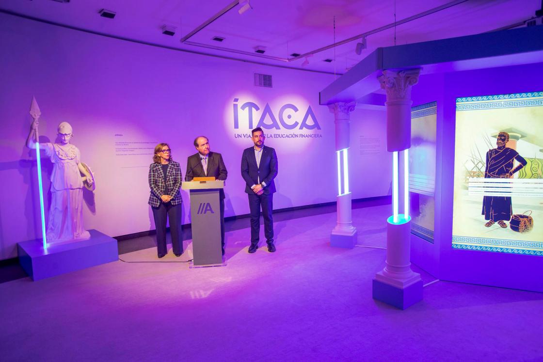 VIGO, 03/04/2025.- El presidente de Afundación Miguel Ángel Escotet (c); la comisaria de la exposición Carlota Sanchez y el coordinador de RSC Afundación Jose Manuel Mourlo (d) durante la presentación de la exposición interactiva "Ítaca. Un viaje por la educación financiera", una experiencia interactiva para promover la formación y la cultura financiera de la sociedad, con contenidos accesibles para todas las edades y niveles de conocimiento financiero, este jueves en Vigo. EFE / Salvador Sas 