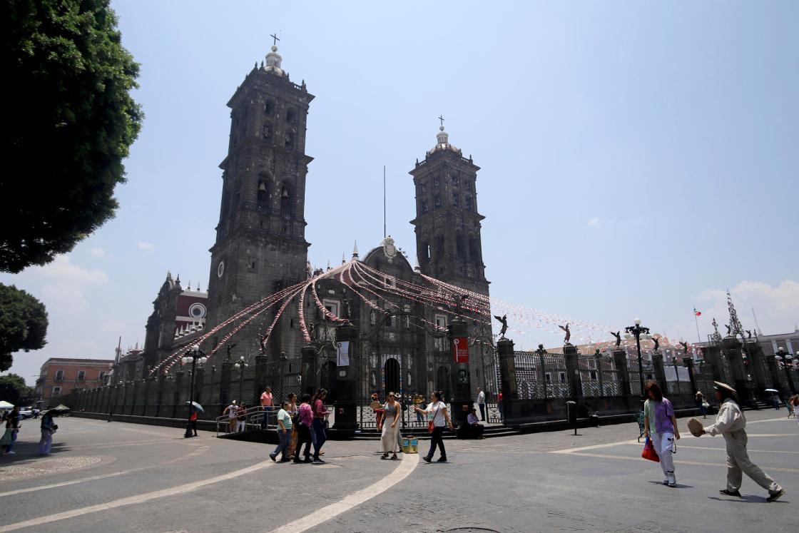 Personas pasean junto a la catedral de Puebla en la ciudad de Puebla (México).EFE/ Hilda Ríos