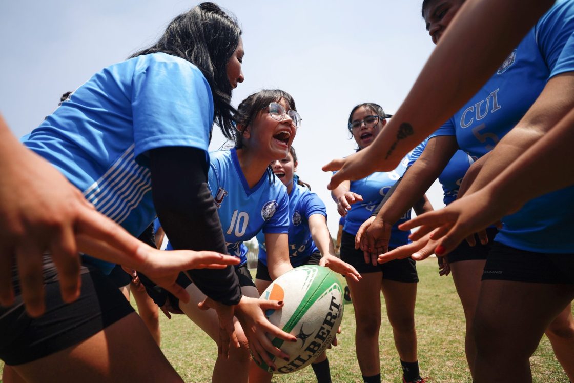 Fotografía de jugadoras de Tigresas y de la Universidad Nacional Autónoma de México participando en el Torneo Interuniversitario de Iberdrola México-DestElla en Ciudad de México (México). EFE/ Sáshenka Gutiérrez
