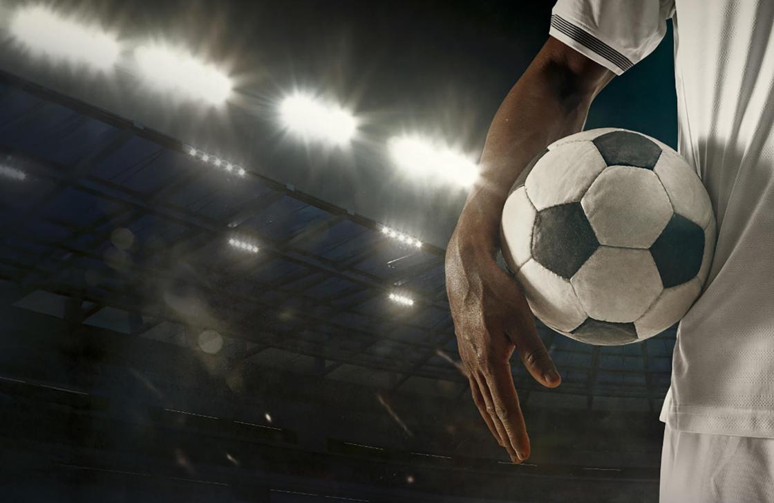 Fotografía sin fecha cedida por Abbott que muestra a una persona sosteniendo un balón de fútbol en Madrid (España). EFE/ Abbott /SOLO USO EDITORIAL/SOLO DISPONIBLE PARA ILUSTRAR LA NOTICIA QUE ACOMPAÑA (CRÉDITO OBLIGATORIO)