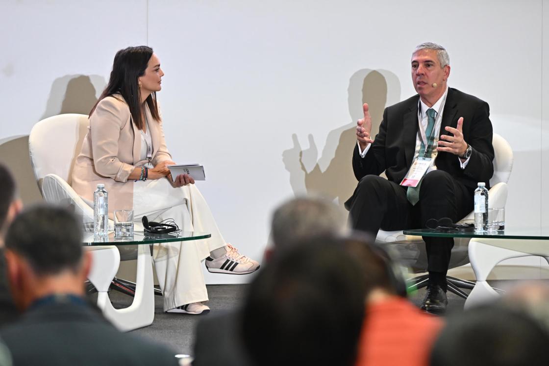 MADRID, 12/05/2025.- El consejero delegado de Indra Sistemas, José Vicente de los Mozos (d), participa en el primer día de la Feria Internacional de Defensa y Seguridad de España (FEINDEF), este lunes, en Madrid. EFE/Fernando Villar