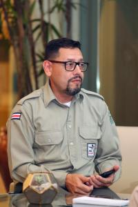 Fotografía del 18 de mayo de 2025 del director del Programa Nacional de Humedales del MINAE-SINAC, Rotney Piedra Chacón, hablando en la conferencia sobre buenas prácticas para humedales costeros con carbono azul, en Ciudad de Panamá (Panamá). EFE/ Gabriel Rodríguez