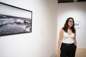 GRAFCAN053. LA LAGUNA (TENERIFE), 22/05/2025.- La Fundación Mapfre Canarias inaugura la segunda parte de la exposición 'Recuerdo de un paisaje deconstruido', que recoge una selección de fotografías, esculturas y obras plásticas que muestran la evolución del territorio, la arquitectura y los ecosistemas del archipiélago. En la imagen, Elena Marrero, comisaria de la exposición. EFE/ Ramón De La Rocha