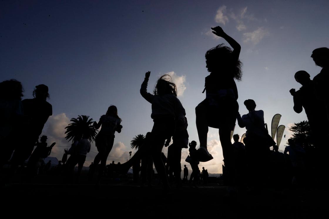 Fotografía de archivo del 15 de julio de 2023 de personas bailando en Ferrol (España). EFE/ Kiko Delgado/ARCHIVO