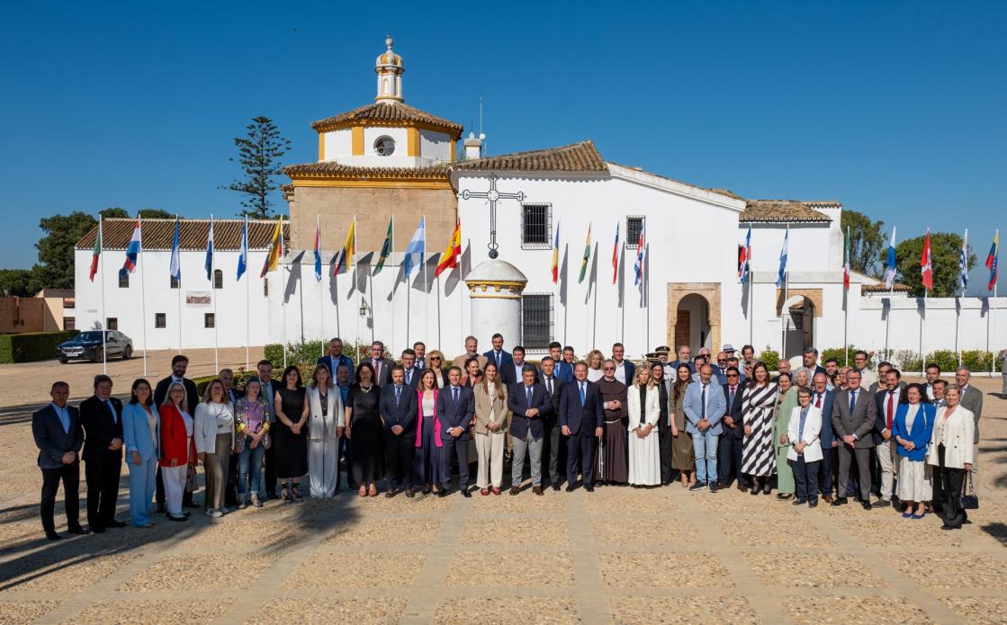GRAFAND8581. PALOS DE LA FRONTERA (HUELVA), 21/05/2025.- Foto de familia de las autoridades, asociaciones y entidades tras el pleno extraordinario celebrado este miércoles en el Monasterio de La Rábida, en Palos de la Frontera (Huelva), donde se ha leído una Declaración Institucional para solicitar que La Rábida sea una de las sedes de la XXX Cumbre Iberoamericana de Madrid 2026.El Monasterio de La Rábida, que allá por finales del siglo XV jugó un papel tan importante en el Descubrimiento del Nuevo Mundo, busca ahora dejar de ser un símbolo americanista y convertirse en protagonista. EFE/Julián Pérez