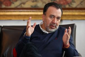 El alcalde de Quito, Pabel Muñoz, habla durante una entrevista con EFE en Quito (Ecuador).  EFE/ José Jácome