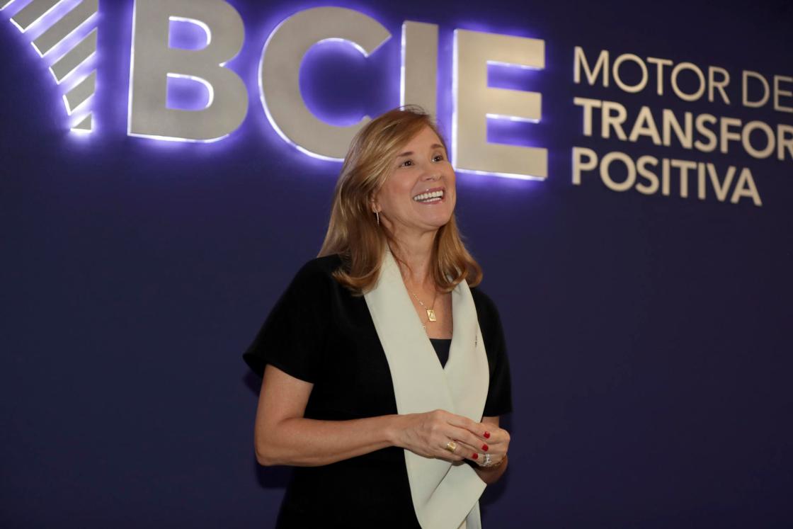 La presidenta del Banco Centroamericano de Integración Económica (BCIE), Gisela Sánchez, habla durante una entrevista con EFE este jueves en Tegucigalpa (Honduras). EFE/Gustavo Amador