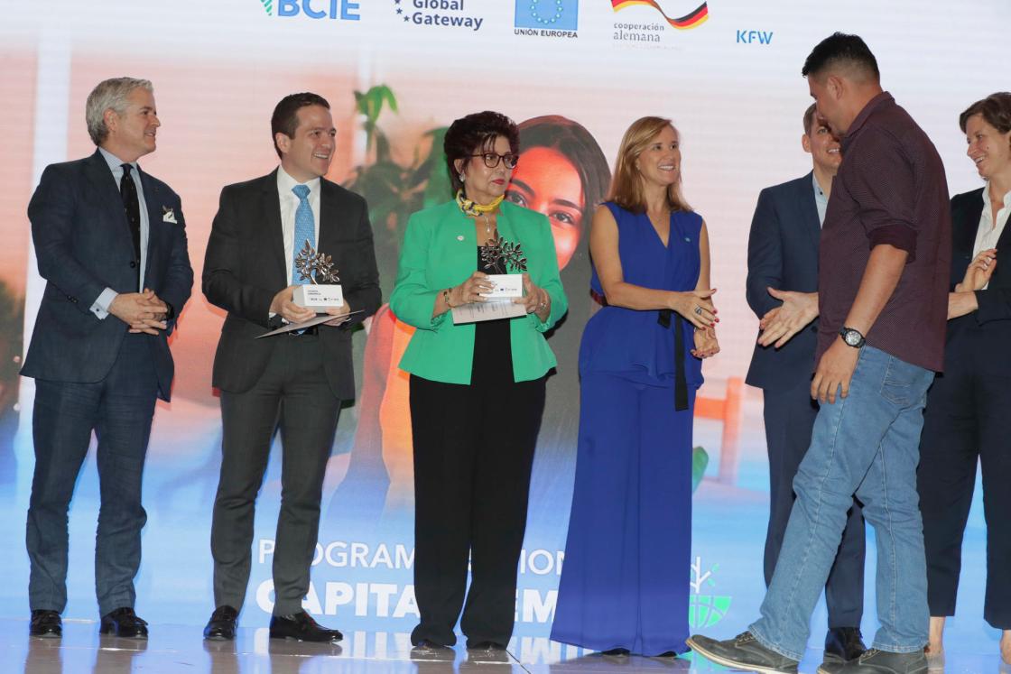 Desde la izquierda el embajador de la Unión Europea en Honduras, Gonzalo Fournier; el vicepresidente del Banco Centroamericano de Integración Económica (BCIE), Jaime Díaz Palacios; la directora por Honduras al BCIE, Belinda Carías Martínez, y la presidenta ejecutiva del BCIE, Gisela Sánchez, participan en un evento en Tegucigalpa (Honduras). EFE/ Gustavo Amador