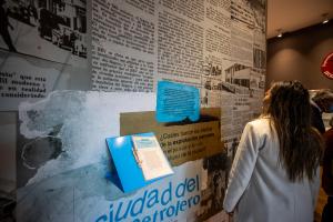 Una mujer lee en un pabellón del Museo de la Ciudad este viernes, en Quito (Ecuador). EFE/ José Jácome