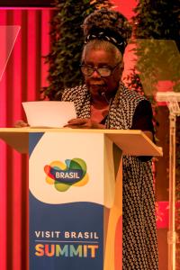 La escritora Conceição Evaristo habla en el evento Visit Brasil Summit en Río de Janeiro (Brasil). EFE/ Antonio Lacerda