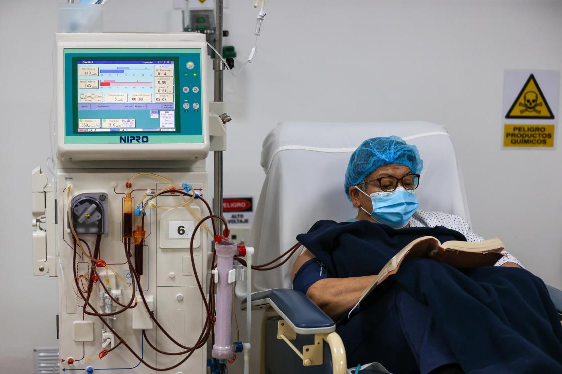 Fotografía de un paciente en una clínica de diálisis en Quito (Ecuador). EFE/ José Jácome