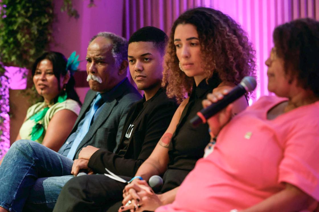 De izquierda a derecha, la guardiana del Bosque y Emprendedora, Adriane Lanawa, el cofundador de Acervo Cultne y director ejecutivo de Cultne, Dom Filó, el presidente global de CUFA y Favela Holding, Marcus Vinícius Athayde, la directora de la Casa Amarilla Providence, Tiphanie Constantin, y la propietaria de la Posada Luz do Sol, Teia Avelino do Nascimento, hablan en el evento Visit Brasil Summit en Río de Janeiro (Brasil). La mayor atracción turística de Brasil es su diversidad. EFE/ Antonio Lacerda