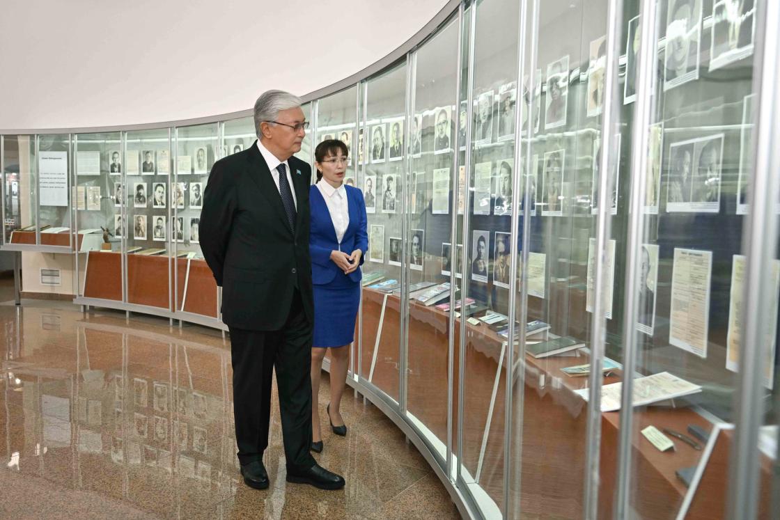 ASTANÁ (KAZAJISTÁN), 31/05/2025.-El presidente de Kazajistán, Kasim-Yomart Tokáyev (c), rindió este sábado memoria a las víctimas de la represión y la hambruna estalinistas en su visita al campo de trabajo de Alzhir, famoso por acoger a las esposas de los enemigos del pueblo soviético.  EFE/ Presidencia de Kazajistán SOLO USO EDITORIAL/SOLO DISPONIBLE PARA ILUSTRAR LA NOTICIA QUE ACOMPAÑA (CRÉDITO OBLIGATORIO)