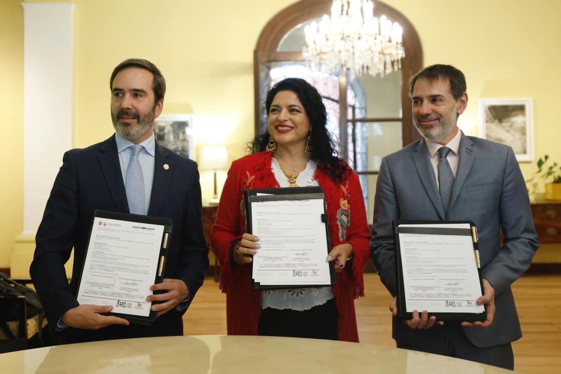 El consejero vasco de Turismo, Comercio y Consumo, Javier Hurtado (i), posa junto a la secretaria de Turismo de Ciudad de México, Alejandra Frausto (c), y el embajador de España en México, Juan Duarte, en una rueda de prensa en Ciudad de México (México).EFE/ Sáshenka Gutiérrez