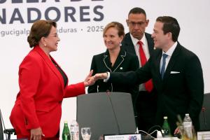 La presidenta de Honduras, Xiomara Castro (i), saluda al vicepresidente del Banco Centroamericano de Integración Económica (BCIE), Jaime Díaz Palacios, junto a la presidenta ejecutiva del BCIE, Gisela Sánchez, durante la 65ª sesión ordinaria de Gobernadores de la entidad en Tegucigalpa (Honduras). EFE/ Gustavo Amador