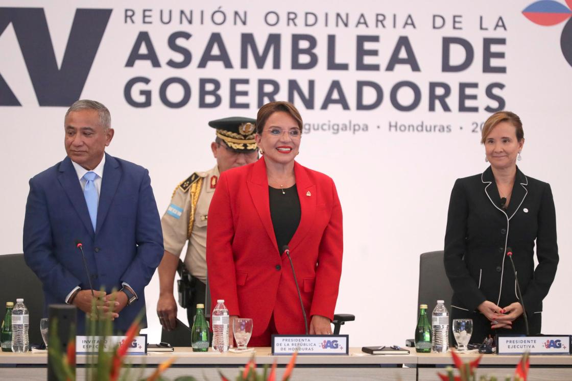 De izquierda a derecha, el primer ministro de Belice, Juan Antonio Briceño, la presidenta de Honduras, Xiomara Castro, la presidenta ejecutiva del Banco Centroamericano de Integración Económica (BCIE) Gisela Sánchez, participan durante la 65ª sesión ordinaria de Gobernadores del BCIE (Banco Centroamericano de Integración Económica) en Tegucigalpa (Honduras). EFE/ Gustavo Amador